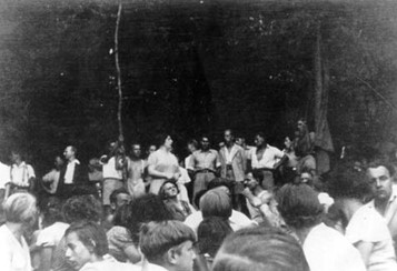 Rosa Jochmann (Bildmitte) als Rednerin bei der Kundgebung der Revolutionären Sozialisten auf der Predigerstuhlwiese in Kaltenleutgeben am 15. Juli 1934 